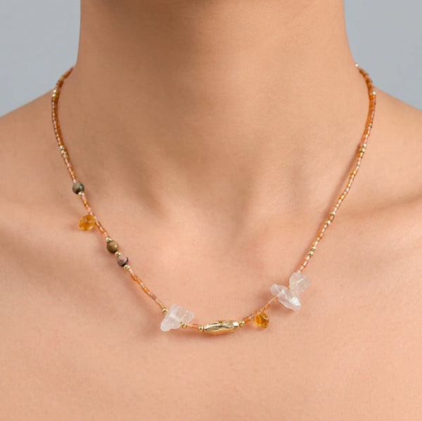 ¿Cómo elegir un choker o collar para mujer? Materiales, medidas y detalles que debes revisar