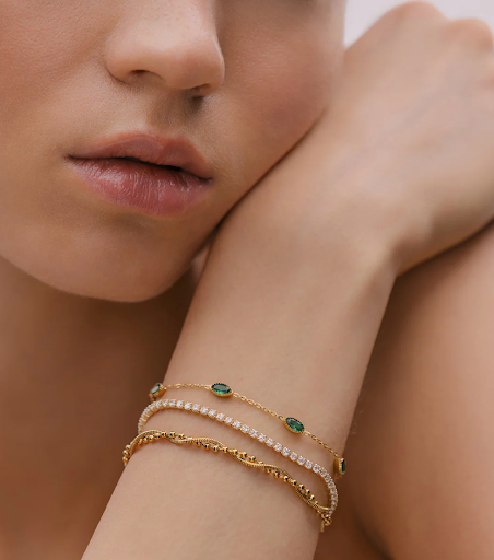Tipos de materiales en accesorios: ¿qué significan 18K, 24K, 925 y 316L?