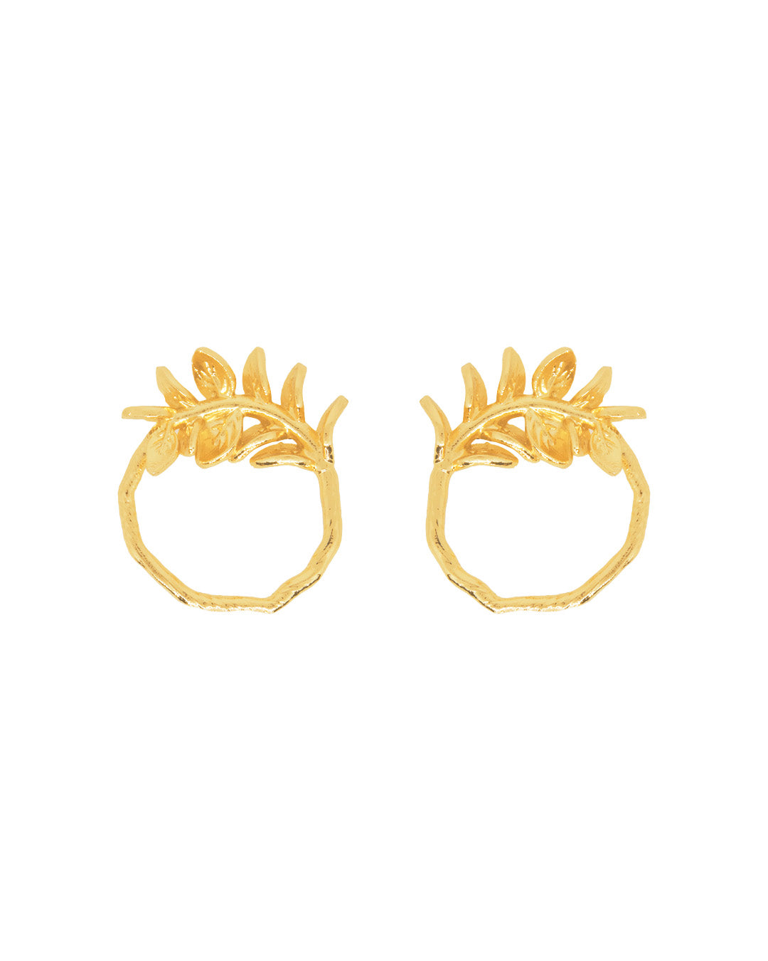 Aretes Amaia con diseño de rama circular y acabado dorado