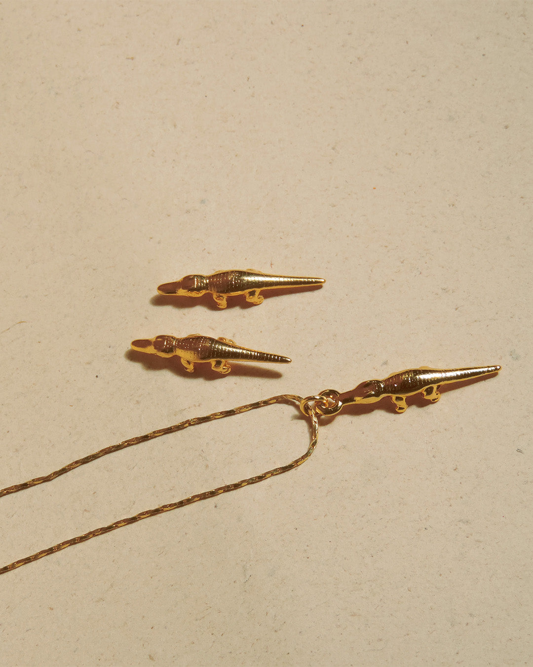 Set de collar y aretes con dijes mini de caimán