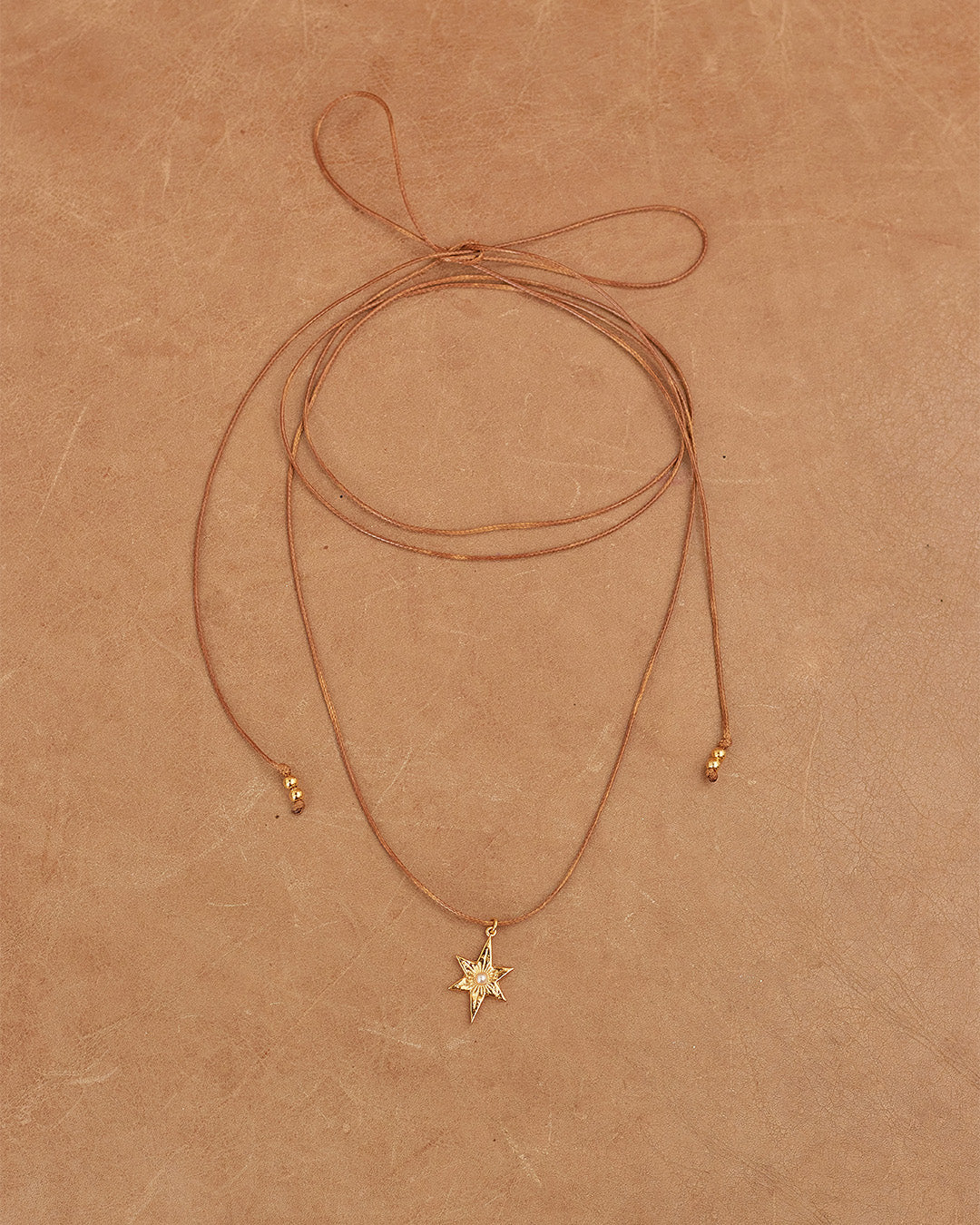 Choker Aurale de dije estrella con perla