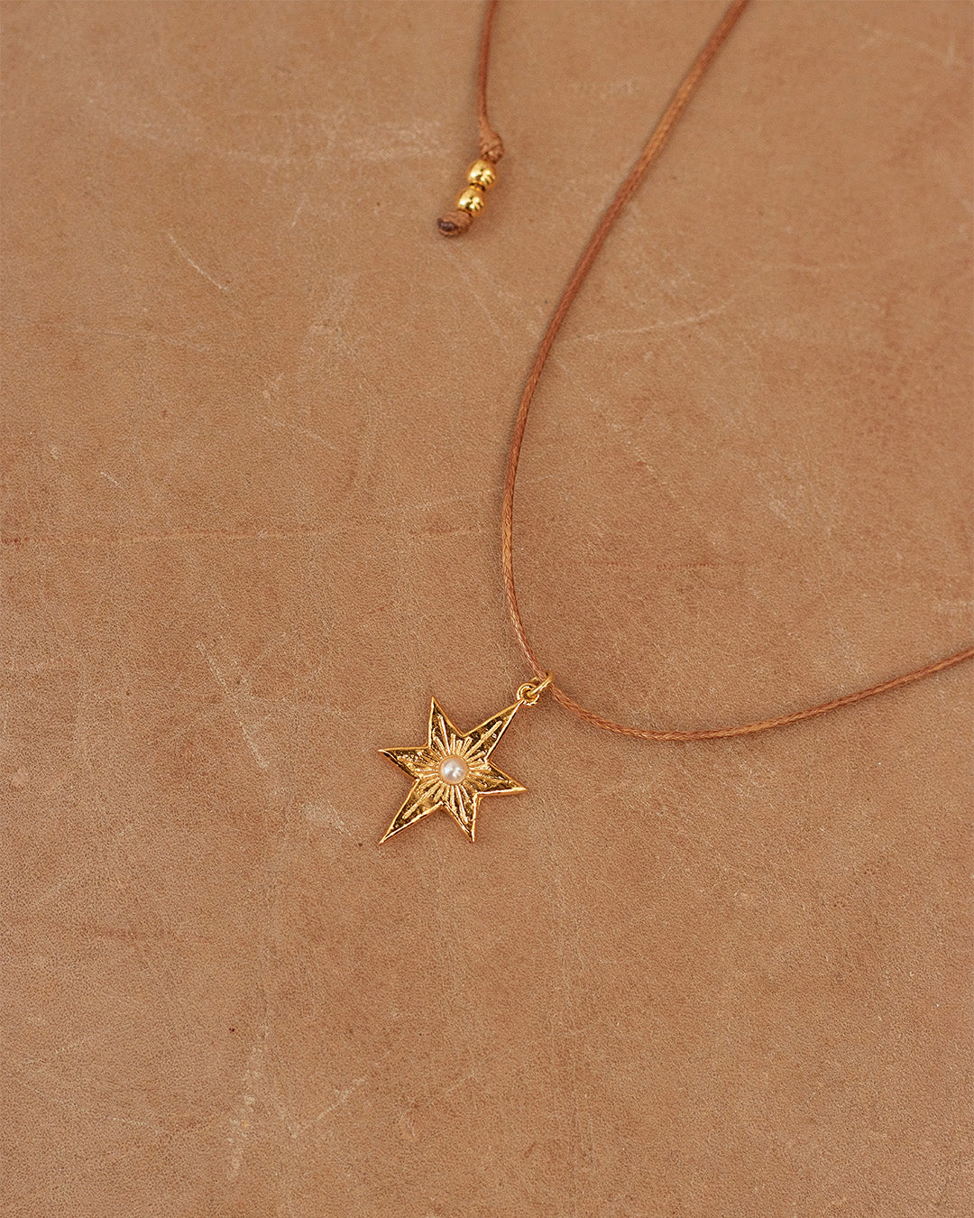 Choker Aurale de dije estrella con perla