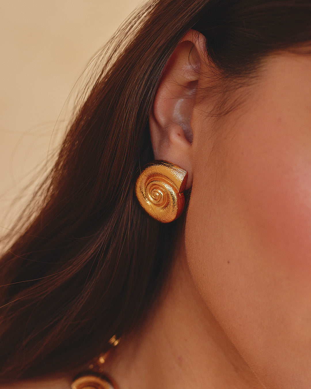 Aretes Mare Doree elaborados en zamak con baño de oro 24k