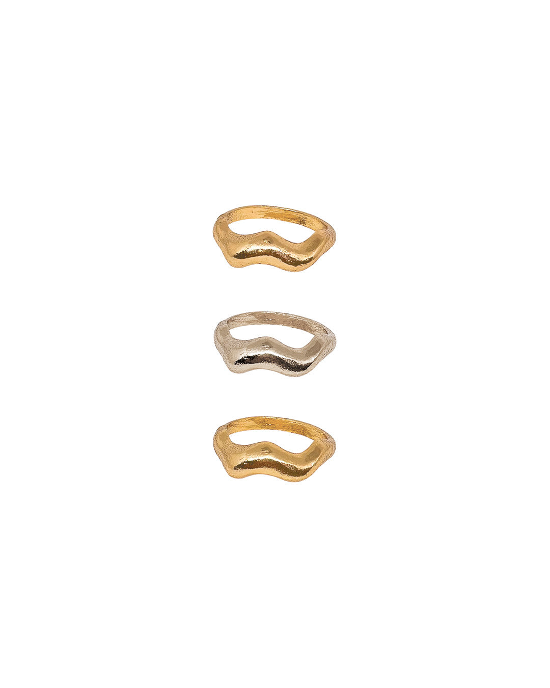 Set de 3 anillos essenza elaborados en zamak con baño de oro