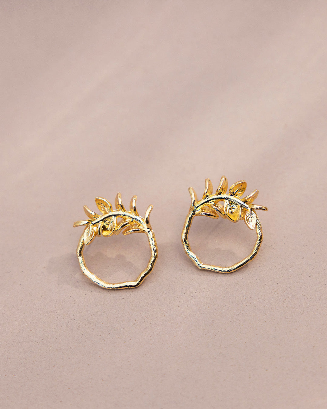 Aretes Amaia con diseño de rama circular y acabado dorado