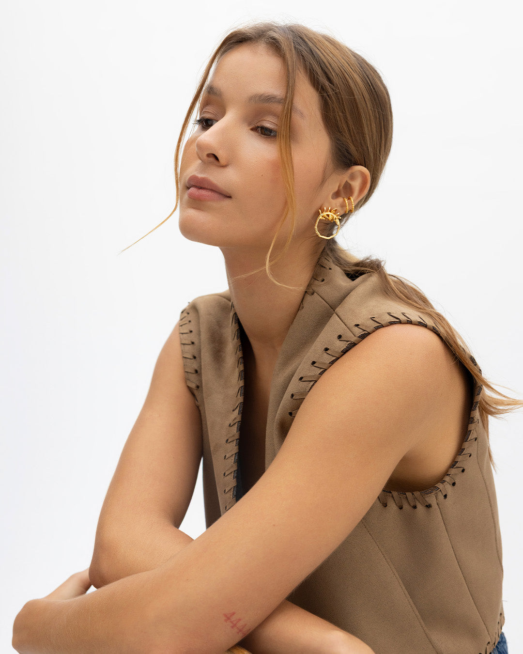 Aretes Amaia con diseño de rama circular y acabado dorado