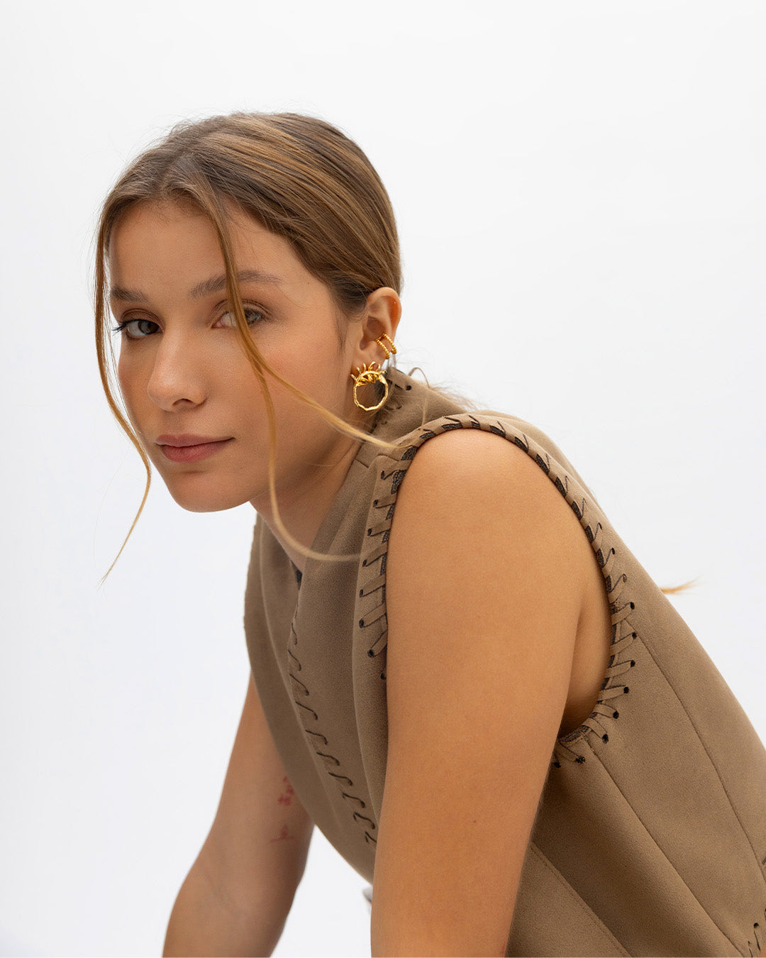 Aretes Amaia con diseño de rama circular y acabado dorado