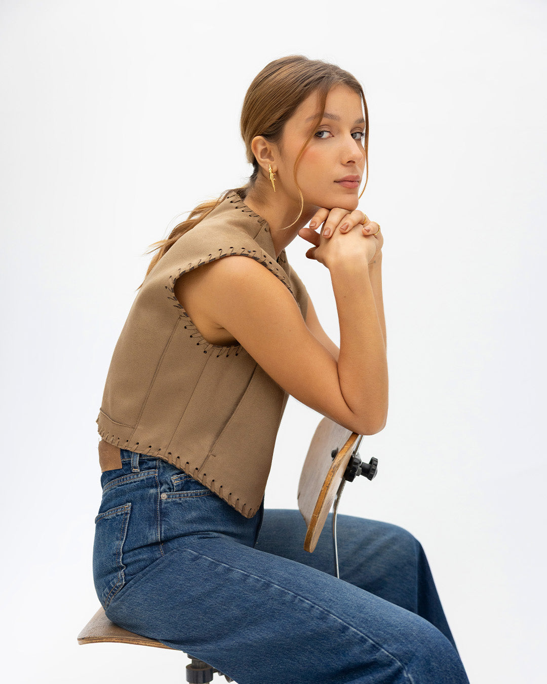 Mujer modelando aretes en forma de caimán