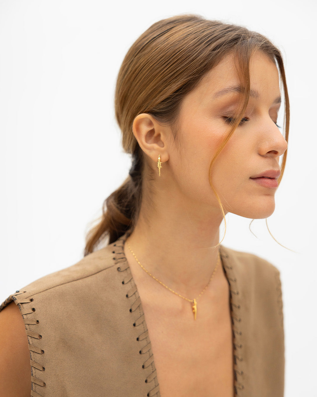 Set de collar y aretes con dijes mini de caimán