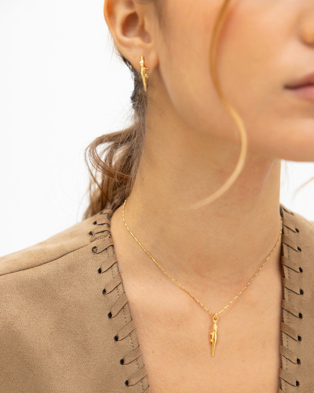 Set de collar y aretes con dijes mini de caimán