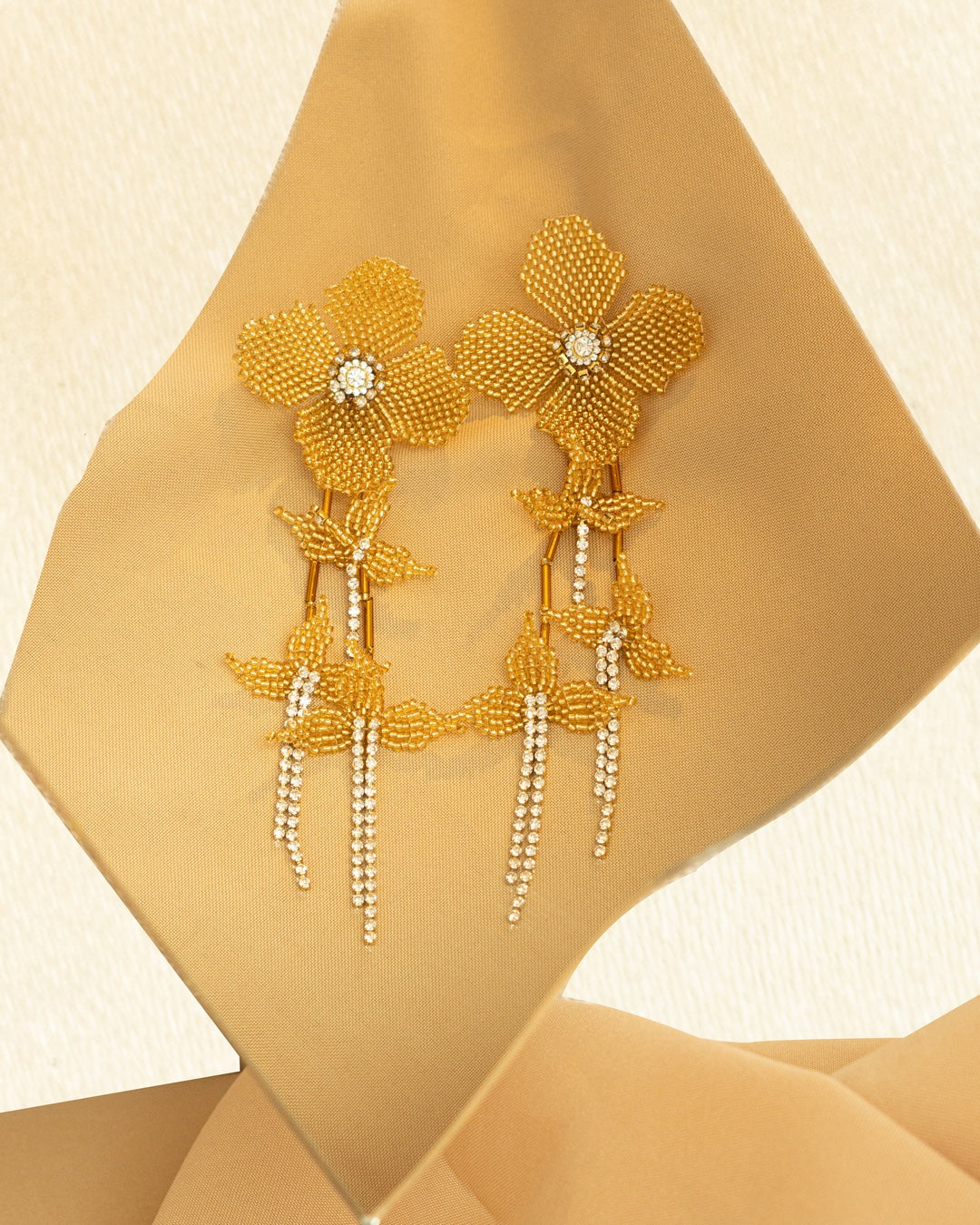 aretes-hortensia-cristal-dorado